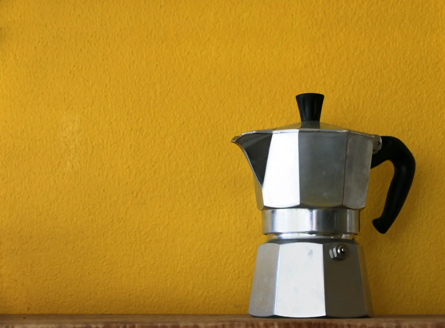Moko coffee pot with a yellow background